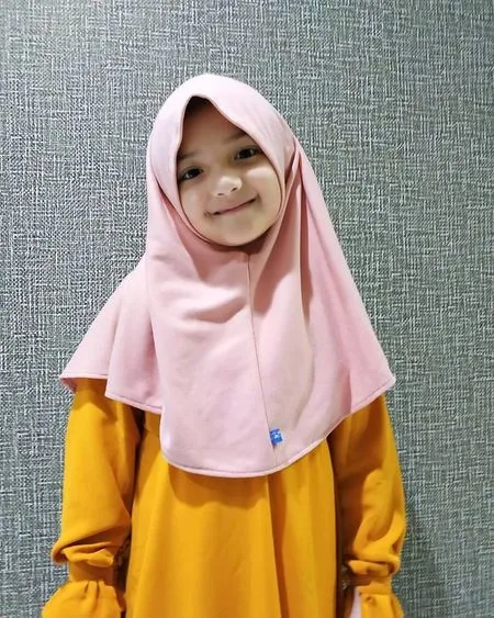 Deretan Foto Arsy Hermansyah Pakai Hijab, Tampil Semakin Manis dan Menggemaskan Bak Boneka Hidup!