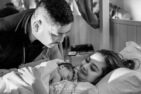 Deretan Foto Detik-Detik Persalinan Tiwi AFI yang Penuh Haru, Sempat Menahan Rasa Sakit Selama 36 Jam