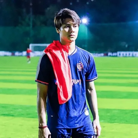 Deretan Foto Gagah Rizky Billar Main Sepak Bola Sempat Telanjang Dada Di Lapangan Pamerkan Tubuh Atletis Perut Six Pack Kapanlagi Com