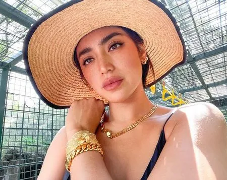 Deretan Foto Gaya Borju Jessica Iskandar Pakai Perhiasan Mentereng, Gelang Emas Sampai Choker Berlian!