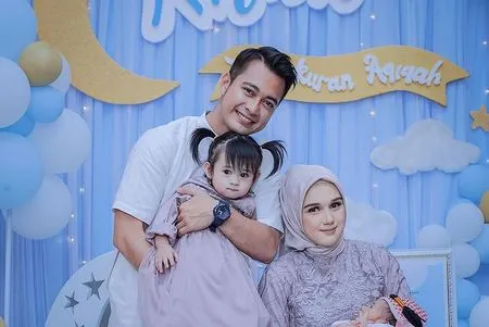 Deretan Foto Hot Daddy Ganteng Eza Gionino Saat Momong Dua Anaknya, Kepala Rumah Tangga dan Suami Idaman!