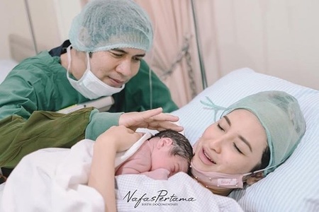Deretan Foto Istri Ricky Perdana Melahirkan Anak Pertama Mereka, Penantian Panjang Setelah 4 Tahun Menikah