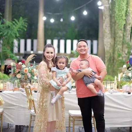 Deretan Foto Momo Geisha Momong Dua Anak, Temani Periksa ke Dokter Sampai Lakukan Sesi Pemotretan Manis