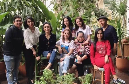 Deretan Foto Para Selebriti Sosialita Lagi Arisan, Ada Rossa - Yuni Shara