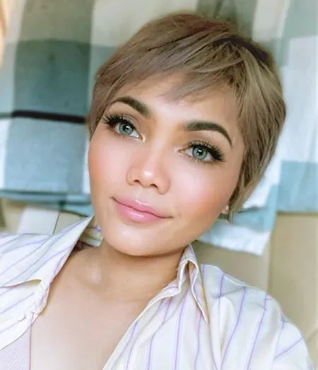 Deretan Foto Penampilan Baru Rina Nose Makin Cantik Eksotis dengan Contact Lens dan Rambut Blonde Pendek