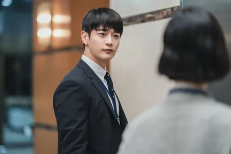 Deretan Foto Pesona Ganteng Minho SHINee di Still Cut Episode Pertama 'YUMI'S CELLS', Karyawan Kantor Paling Populer!