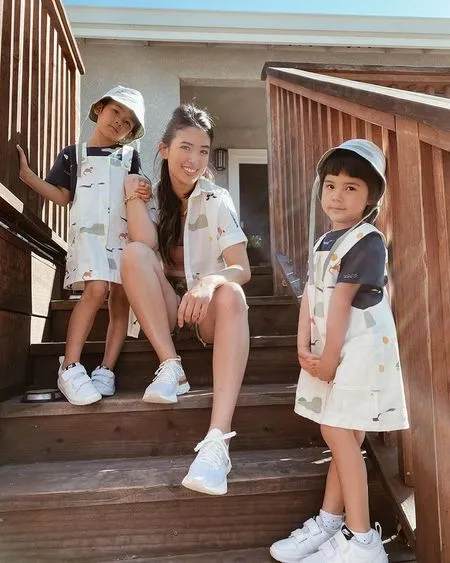 Deretan Foto Pesona Hot Mom Pica Priscilla Saat Momong Dua Anak Perempuannya, Cute Banget Selalu Tampil Matching