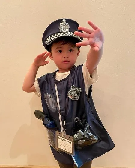 Deretan Gaya Raphael Moeis Anak Sandra Dewi Selama di Rumah: Berubah Jadi Polisi, Koki, Sampai Pemain Basket!