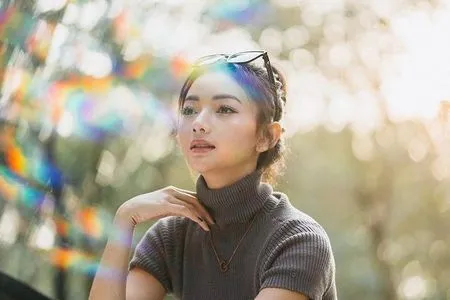 Deretan Gaya Stylish Glenca Chysara Bintang 'IKATAN CINTA' yang Milenial Banget: Kasual - Glamor Pamer Body Jam Pasir!