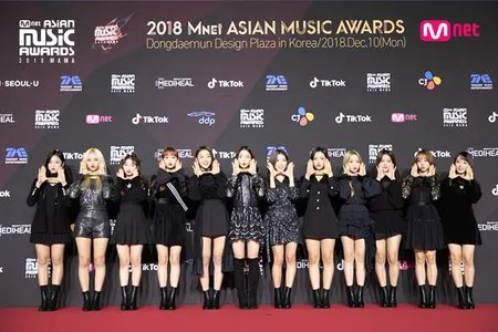 Deretan Idol Group K Pop Tampil Memukau Di Red Carpet Mama 2018 Kapanlagi Com