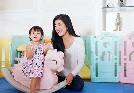 Deretan Potret Gaya Raya Kohandi Kompak Bareng Anak, Mama Cantik!