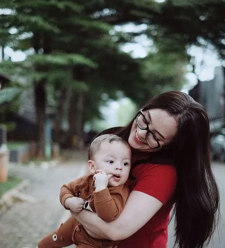 Deretan Potret Lidi Brugman Istri Lucky Perdana Momong Anak Tanpa Bantuan Babysitter, Bare Face Tapi Tetap Cantik!