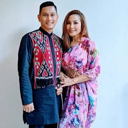 Deretan Potret Mesra Emma Waroka Bersama Suami yang 18 Tahun Lebih Muda, Makin Harmonis Sudah 2 Tahun Menikah