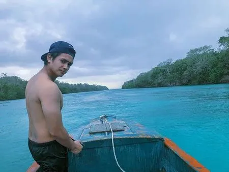 Deretan Potret Tampan Ajun Perwira Pamer Body Kekar dan Bertato, Bintang 'NALURI HATI' Ini Punya Perut Six Pack!