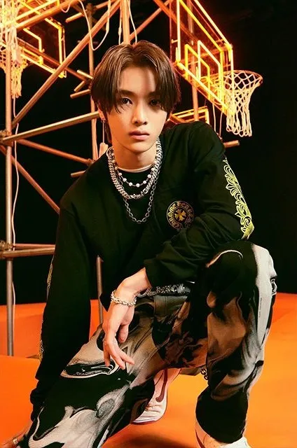 Deretan Potret Visual Ganteng Sungchan NCT yang Dibilang Mirip Sama Banyak Idol Cowok Lain, Siapa Aja?