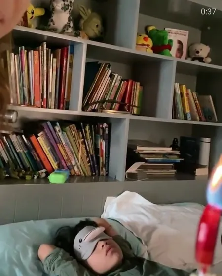 Detik-Detik Bunga Citra Lestari Beri Kejutan Ulang Tahun ke-11 Noah Sinclair, Bangunkan Pakai Nyanyian Merdu - Tiup Lilin di Atas Cupcake