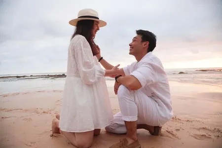 Detik-detik Chelsea Islan Dilamar, Tepat 1000 Hari Jadian - Rob Clinton Kardinal Berlutut di Pantai Kala Senja