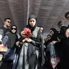 Detik-Detik Olla Ramlan Jatuh Pingsan di Pusara Ibunda Saat Tabur Bunga