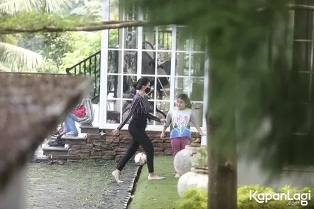Detik-detik Tsania Marwah Jemput Kedua Anaknya di Kediaman Atalarik Syach, Kedua Anaknya Terkunci di Kamar - Hanya Bisa Komunikasi Lewat Jendela