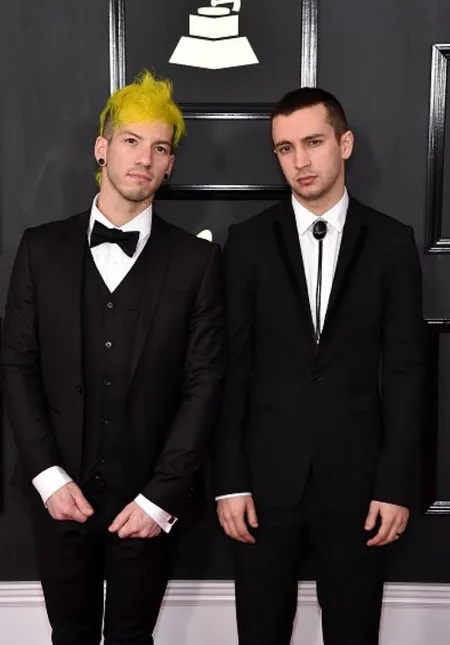 Detik-Detik Twenty One Pilots Lepas Celana di Panggung Grammy '17