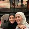 Dhini Aminarti Selfie Bareng Paula Verhoeven, Mirip Kayak Kakak Adik