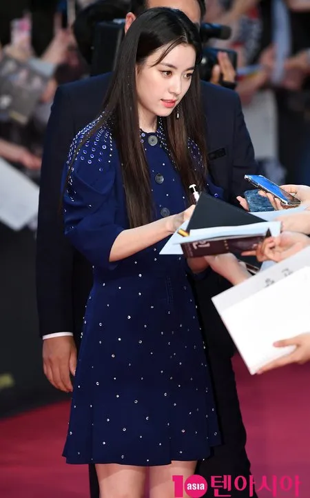 Di Red Carpet, Han Hyo Joo Sampai Kang Dong Won Foto Bareng Fans