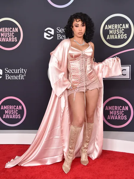 Dinilai Aneh dan Nggak Banget, 9 Artis Ini Dicap Jadi Worst Dress di Red Carpet American Music Awards 2021