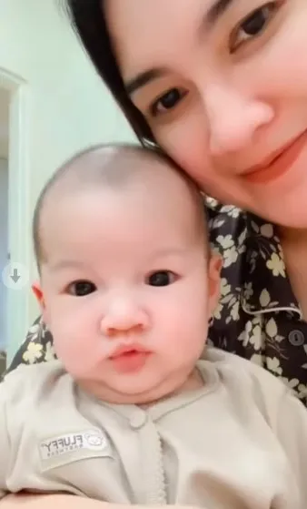 Dipanggil Bule Jawa, 7 Potret Cantik Baby Gendhis Anak Nella Kharisma dan Dory Harsa yang Makin Menggemaskan