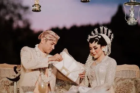 Dipersunting Pangeran Keraton, 8 Potret Mesra Vicky Shu dan Suami yang Jauh Dari Sorotan - Mesra Banget Bikin Baper!
