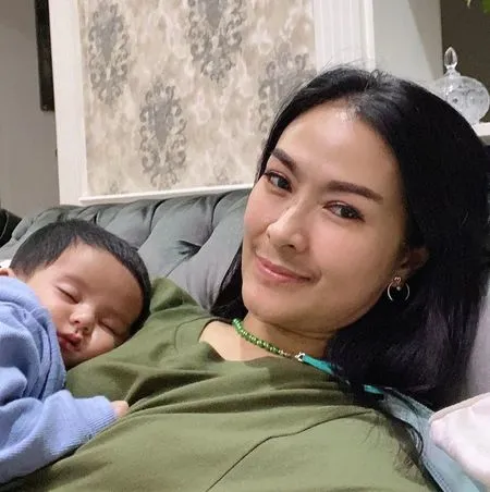 Disayang Banget, 8 Potret Perhatian Iis Dahlia Buat Nadya Mustika dan Baby Syaki - Seperti Anak dan Cucu Sendiri