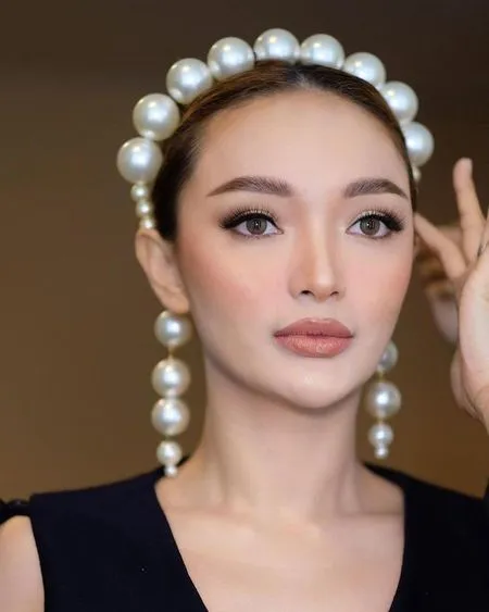 Disebut Bidadari Dangdut, 7 Potret Zaskia Gotik Tampil Menawan Pakai Aksesoris Mutiara Raksasa - Cantiknya Bak Barbie Hidup