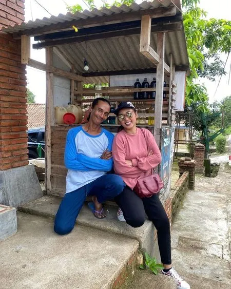 Disebut Crazy Rich Yogyakarta, 8 Potret Gaya Sederhana Soimah yang Banjir Pujian - Bahagia Tidur di Kebun