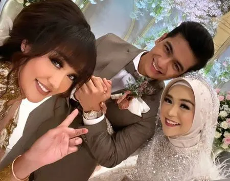 Disebut Makin Cantik, 9 Potret Lucinta Luna Saat Kondangan ke Pernikahan Ria Ricis dan Teuku Ryan - Seru Ikut Tarik Buket Bunga Bareng Para Bridesmaids