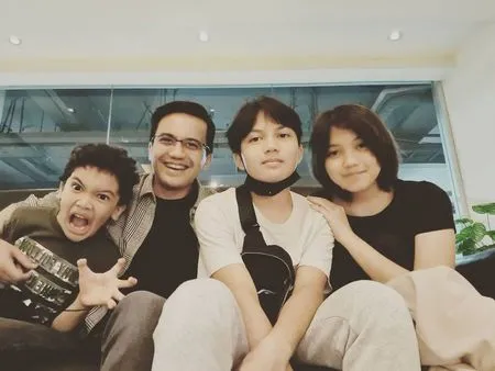 Disebut Pernah Dekati Ayu Ting Ting, Ini 9 Potret Sahrul Gunawan yang Makin Tampan di Usia 45 - Hot Daddy 3 Anak
