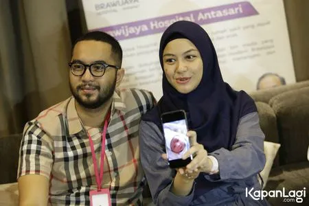 Ditemani Sang Suami, Revalina S Temat Pamerkan Foto Anak Keduanya