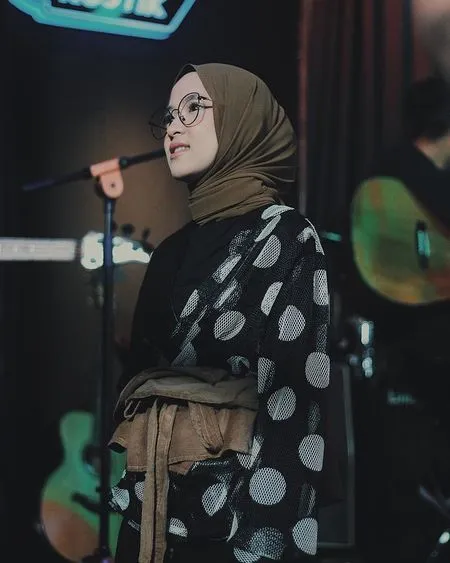 Dituding Pelakor - Hamil Duluan, 8 Potret Terbaru Nissa Sabyan yang Ramai Jadi Sorotan - Netizen Sebut Tubuhnya Makin Kurus