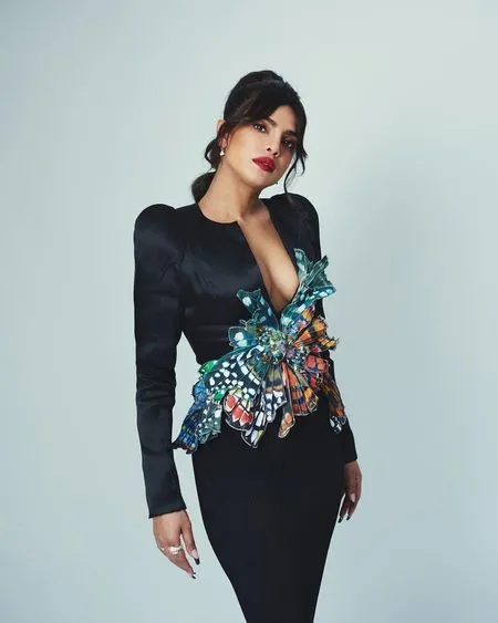 Dua Gaya Priyanka Chopra di BAFTA 2021, Stunning Elegan!