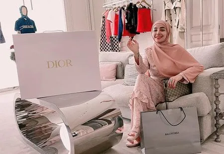 Dulu Bertato dan Berpenampilan Hot, 8 Potret Nadia Christina Mantan Istri Alfath Fathier Kini Berhijab - Dipuji Cantik Oleh Netizen