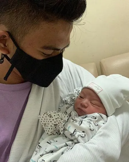Dulu Ribut Tes DNA, 8 Potret Hangat Rizki DA Momong Baby Syaki - Wajahnya Disebut Kembar Oleh Netizen