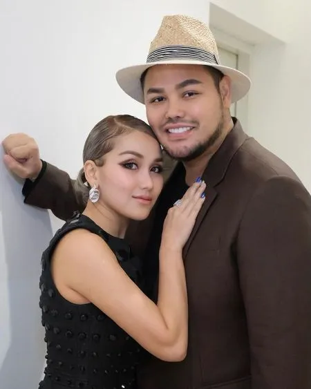 Makin Berani! Ini 8 Potret Ivan Gunawan dan Ayu Ting Ting yang Tambah Lengket dan Mesra, Sudah Tak Sungkan Unggah Momen Peluk Hingga Cium Pipi