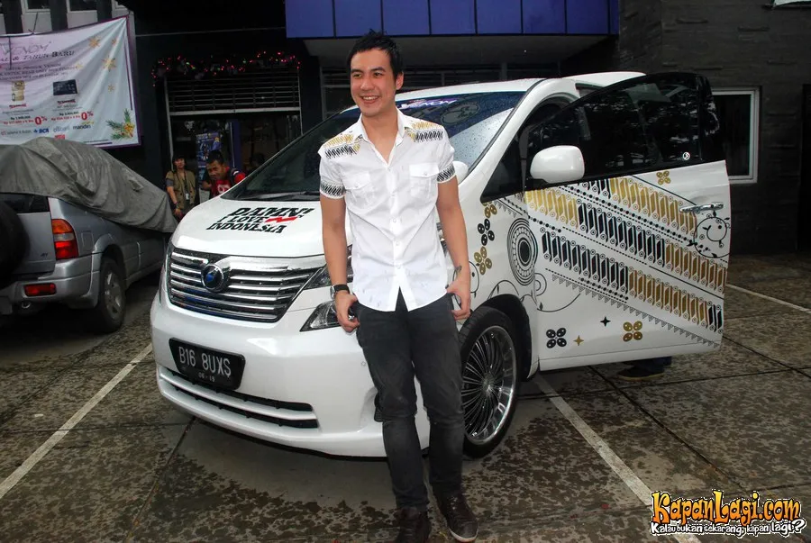 Piyu Padi  10 Selebriti Indonesia dan Cerita Batik Versi 