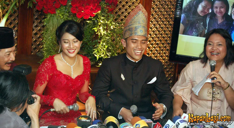 Dian Sastro Malu-Malu Ketemu Suami - KapanLagi.com