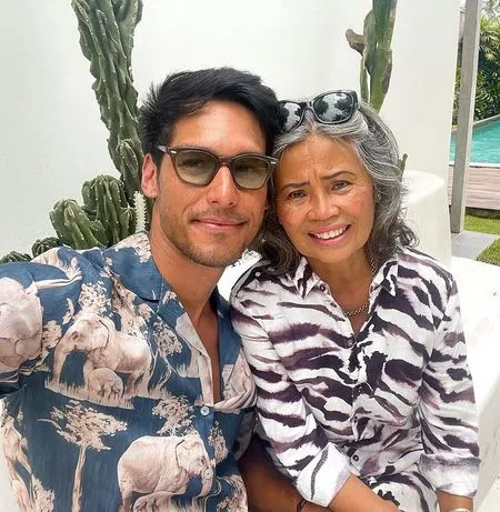 Family Man Banget, Intip 8 Potret Hangat Richard Kyle Bareng Ibunda Tercinta