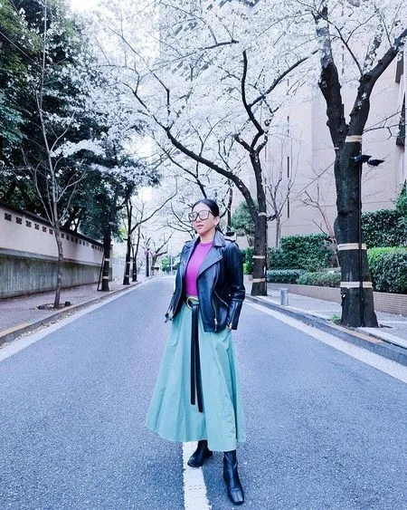 Fashion Keren Syahrini Nikmati Indahnya Pemandangan Bunga Sakura di Jepang, Sosialita Banget!