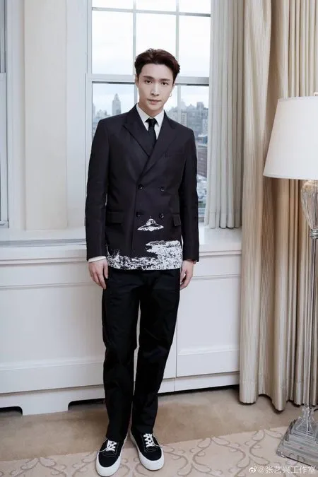 Fashion Lay Exo Di Met Gala 2019 Elegan Dan Ganteng Banget Kapanlagi Com
