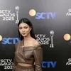 Flavio Zaviera Tampil Edgy dengan Busana 'Dadakan' di SCTV Awards 2025