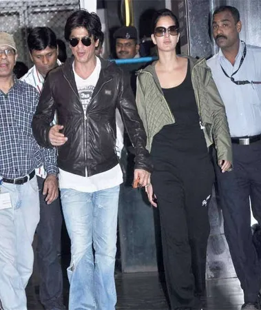 Foto-Foto Candid SRK, Ada Yang Bisik Mesra Dengan Aktris Cantik!