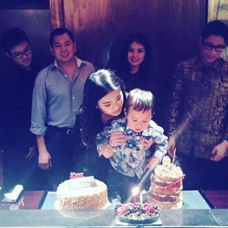 Foto Foto Cantik Ultah Ke 23 Valencia Tanoe Dikado Mobil Mewah M Kapanlagi Com