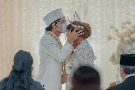 Foto-Foto Detail Cincin Pernikahan Aurel Hermansyah dan Atta Halilintar yang Begitu Mewah, Harganya Fantastis Banget!