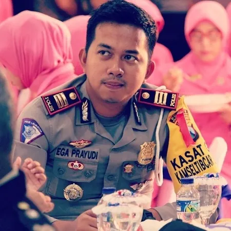 Foto-Foto Ega Prayudi Anak Tukul Arwana, Polisi Ganteng Bertubuh Kekar yang Berpangkat Mentereng dan Jarang Tersorot!
